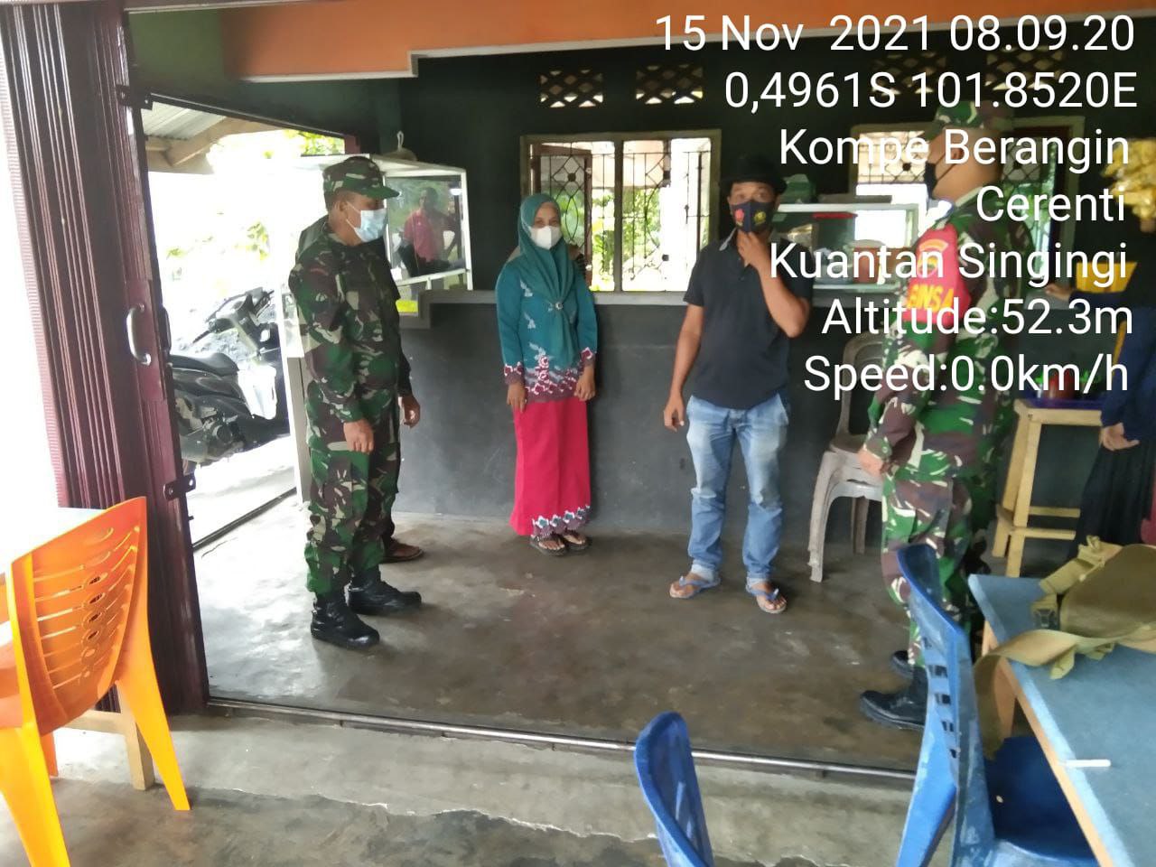 Babinsa Koramil 06/Cerenti  Kodim 0302/Inhu, Serka M.Amin Himbau Warga Tetap Patuhi Prokes Covid-19 di Desa Kompe Berangin