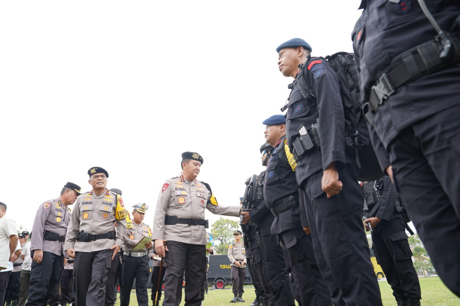 Polda Riau Gelar Apel Pergeseran Pasukan BKO Pengamanan TPS Pilkada