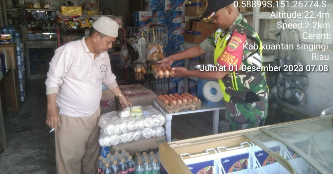 Serda Dumen Siregar, Anggota Babinsa Koramil 06/Cerenti Kodim 0302/Inhu Serda Dumen Siregar Pantau Perkembangan Harga Kebutuhan Pokok Di Wilayah Kecamatan Cerenti Pasar Tradisional Maupun Toko Toko Sembako
