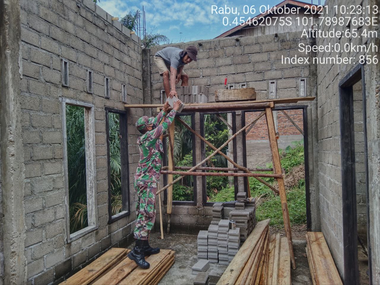 Babinsa Koramil 06/Cerenti Dim 0302/ Inhu Gontong Royong Bantu Warga Pasang Batako Rumah