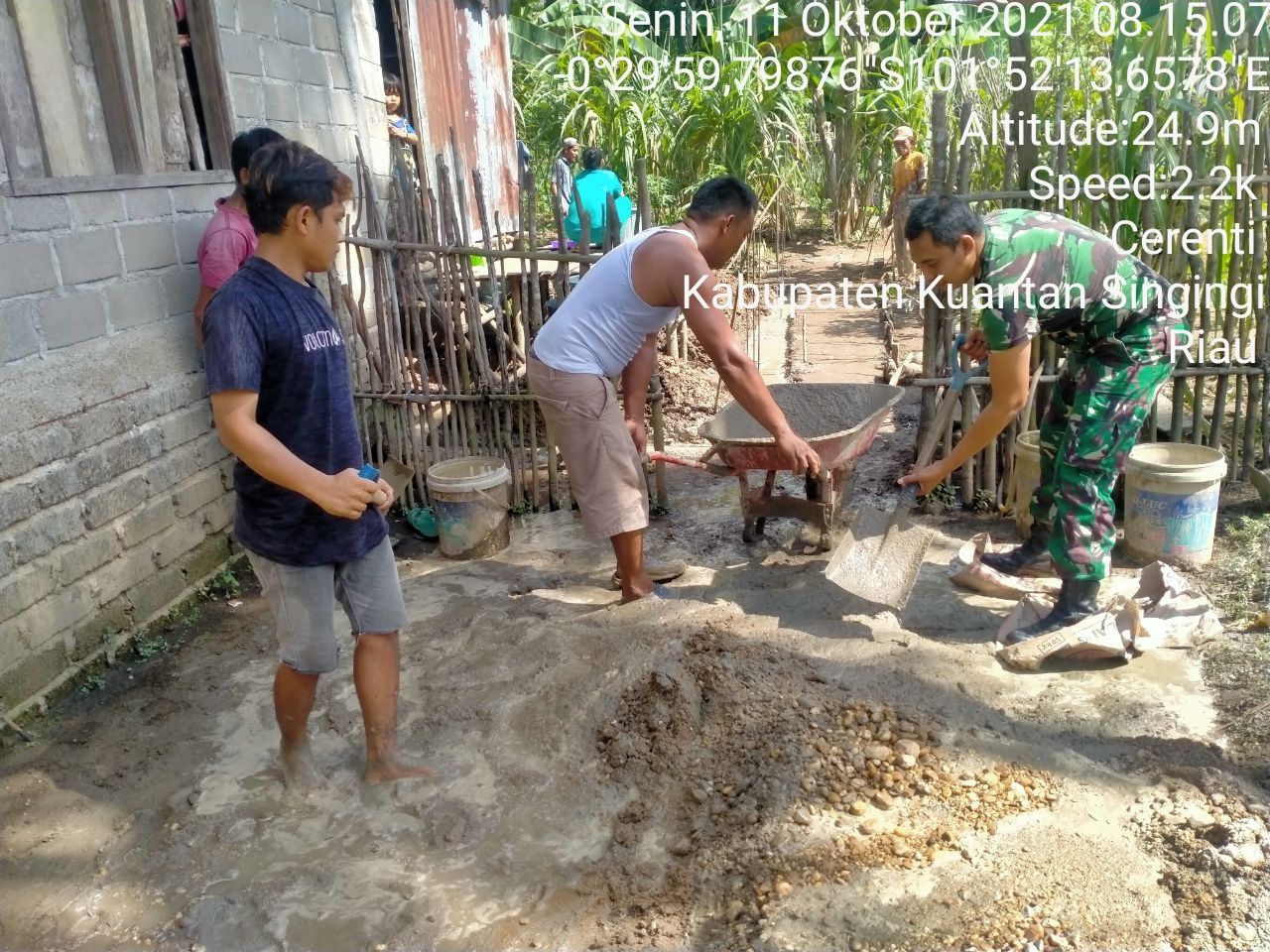 Bangun Keakraban Babinsa Koramil 06/Cerenti Dim 0302/Inhu Bantu Pembuatan Pondasi Dapur Rumah Milik Warga Desa Binaan