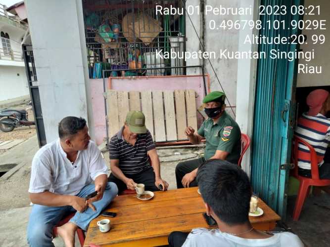 Di Desa Kampung Baru Babinsa Koramil 06/Cerenti Kodim 0302/Inhu Komsos Dengan Warga Binaan Memberikan Pengertian TentaNG Pentingnya Menjaga Keamanan Lingkungan