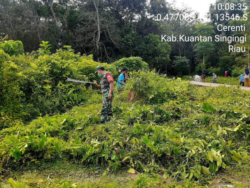 Babinsa Koramil 06/Cerenti Kodim 0302/Inhu Bergotong Royong Dengan Warga Desa Membersihkan Lingkungan di Desa Pulau Bayur