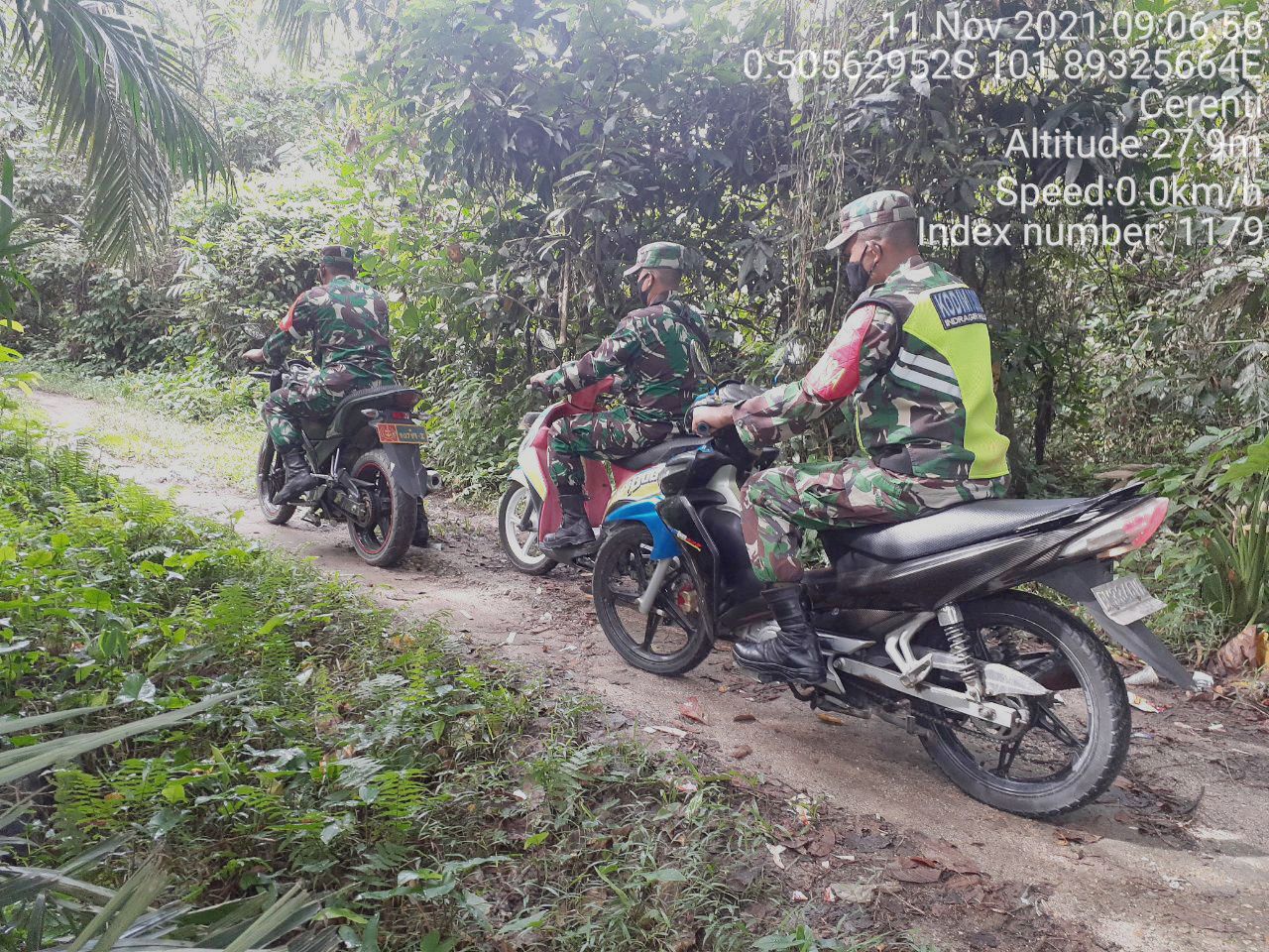 Sertu Efison Anggota Koramil 06/Cerenti Kodim 0302/ Inhu Laksanakan Patroli Untuk Cegah Kebakaran Hutan Dan Lahan di Desa Sikakak Kecamatan Cerenti