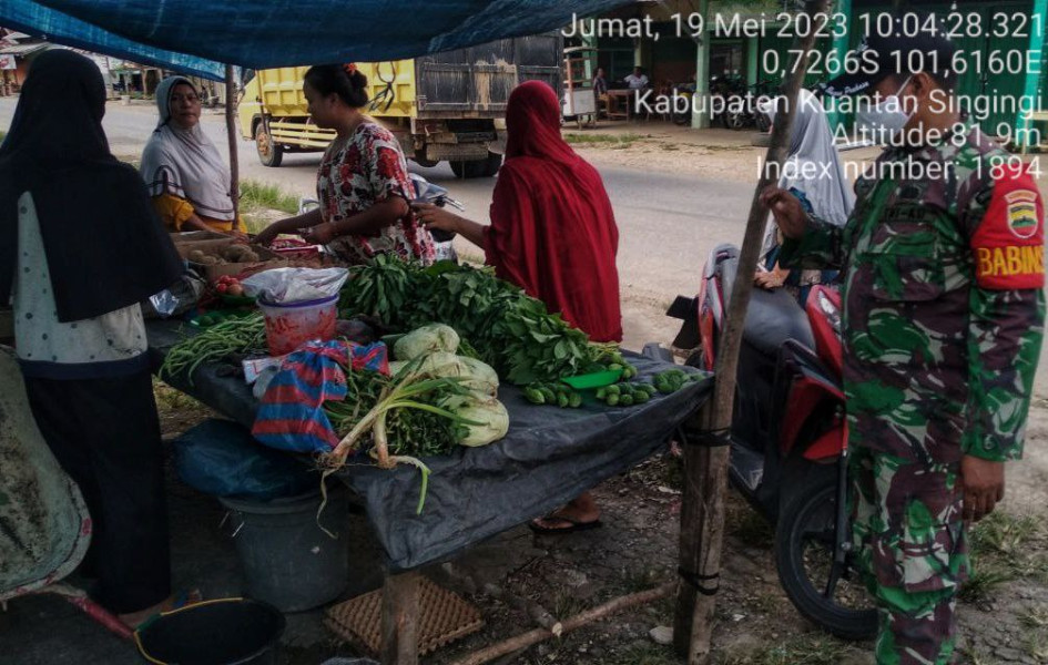 Di Pasar Inuman, Babinsa Koramil 06/Cerenti Kodim 03022/Inhu Pantau Perkembangan Harga Kebutuhan Pokok Di Wilayah Kecamatan Inuman