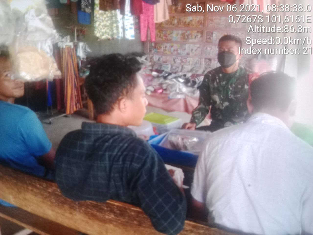 Babinsa Koramil 06/Cerenti  Kodim 0302/Inhu  Melaksanakan Komsos dengan Warga Desa Banjar Nan Tigo Kecamatan Inuman Kabupaten Kuantan Singingi