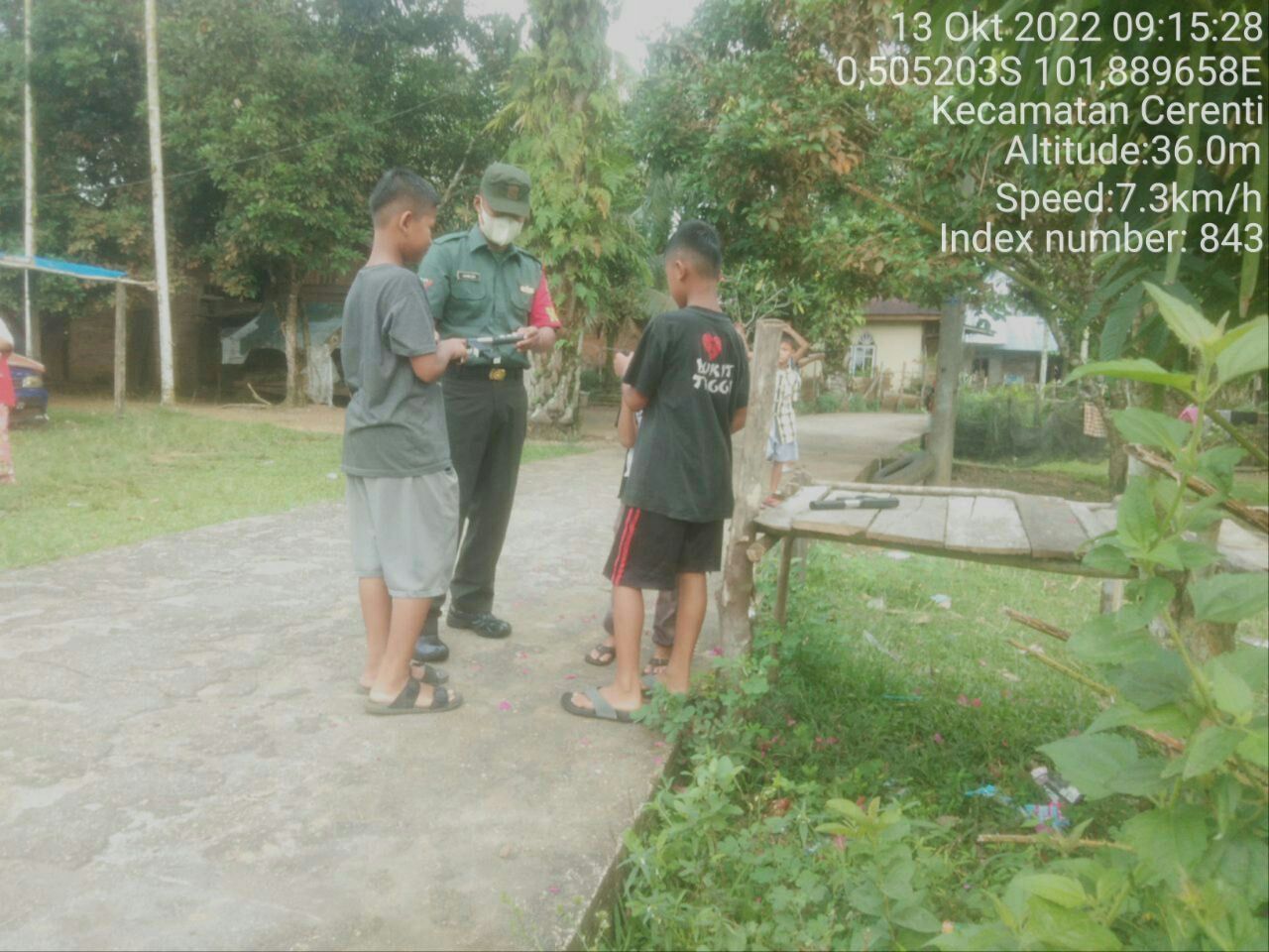 Kopda Junedi Babinsa Koramil 06/Cerenti Kodim 0302/Inhu Babinsa Nasehati Anak-anak Dalam Bermain Pistol Mainan di Desa Pulau Panjang Cerenti