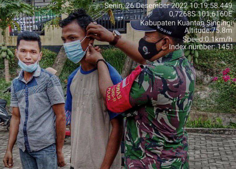 Babinsa Koramil 06/Cerenti Kodim 0302 /Inhu,Sertu Heriyus Saputera Bagikan Masker Untuk Warga