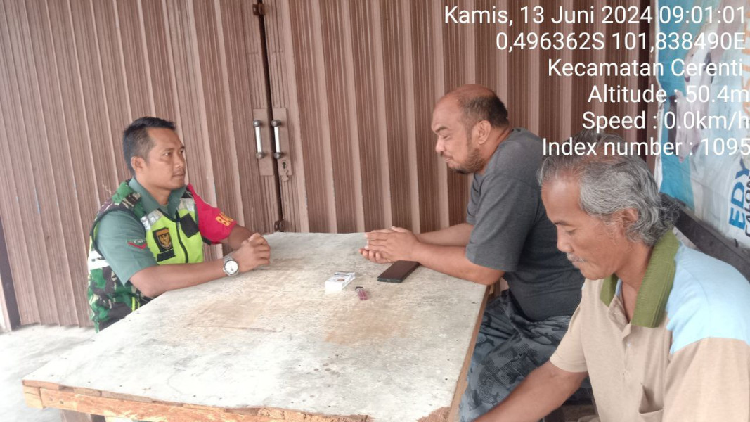 Di Desa Koto Cerenti, Babinsa Koramil 06/Cerenti Kodim 0302/Inhu Melakukan Kegiatan Komsos 