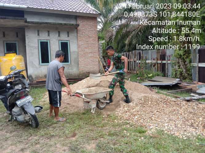 Serda SP Nasution Babinsa Koramil 06/Cerenti Kodim 0302/Inhu Gotong Royong Di Bedeng Sikuran Kampung Pancasila