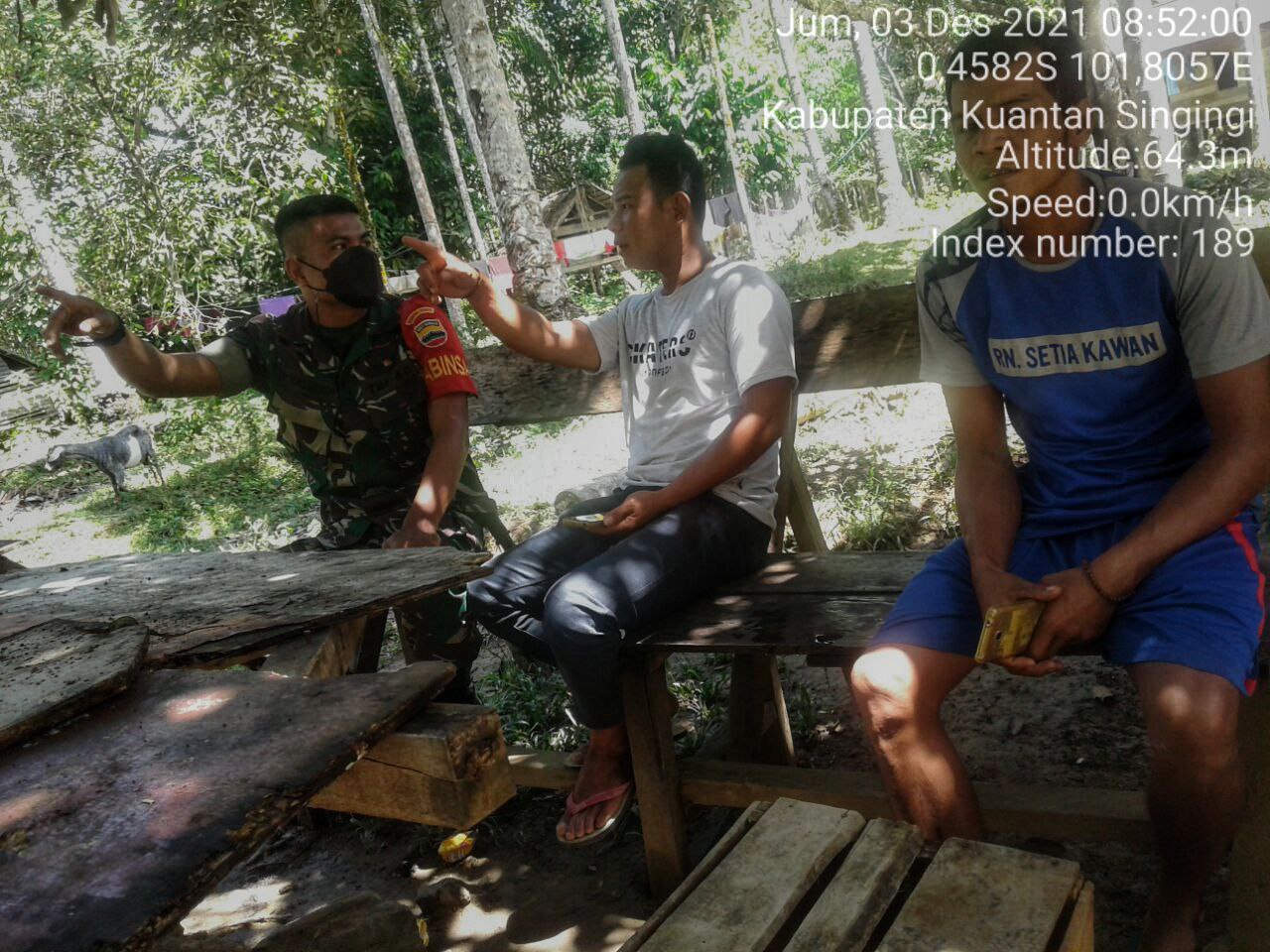 Babinsa Koramil 06 /Cerenti Kodim 0302/ Inhu, Serda SP. Nasution Babinsa Melaksanakan Komsos Dengan Masyarakat