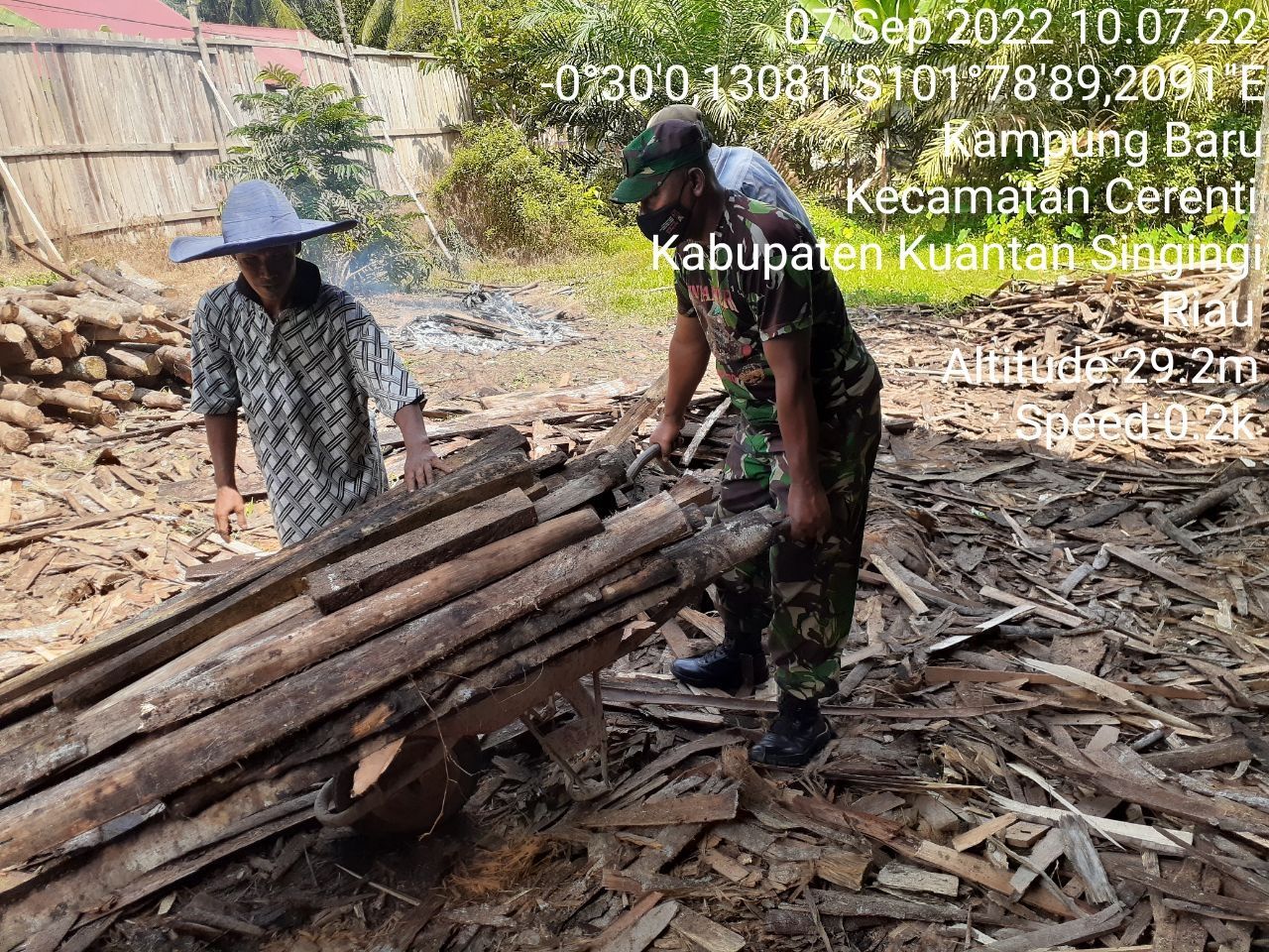 Bangun Keakraban Babinsa Koramil 06/Cerenti Dim 0302/Inhu Bantu Membersihkan Puing-puing Kayu Sisa Pembangunan Rumah Warga Di Kelurahan Pasar Cerenti