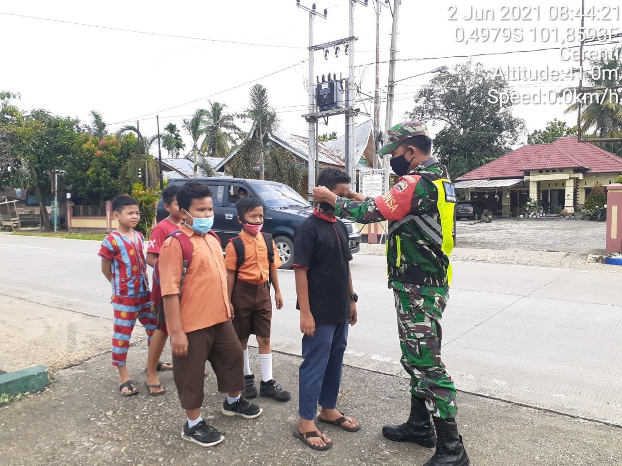 Babinsa Koramil 06/ Cerenti Kodim 0302/ Inhu Bagikan Masker