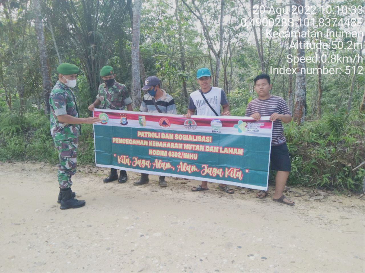 Sertu Efison Dan Babinsa Koramil 06/Cerenti Kodim 0302/Inhu lainnya Laksanakan Patroli Untuk Cegah Kebakaran Hutan Dan Lahan di Bedeng Sikuran