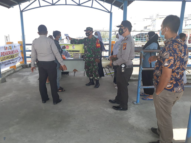 Polsek Kuala Kampar Sosialisasikan Prokes dan Imbauan Larangan Mudik di Pelabuhan Teluk Dalam