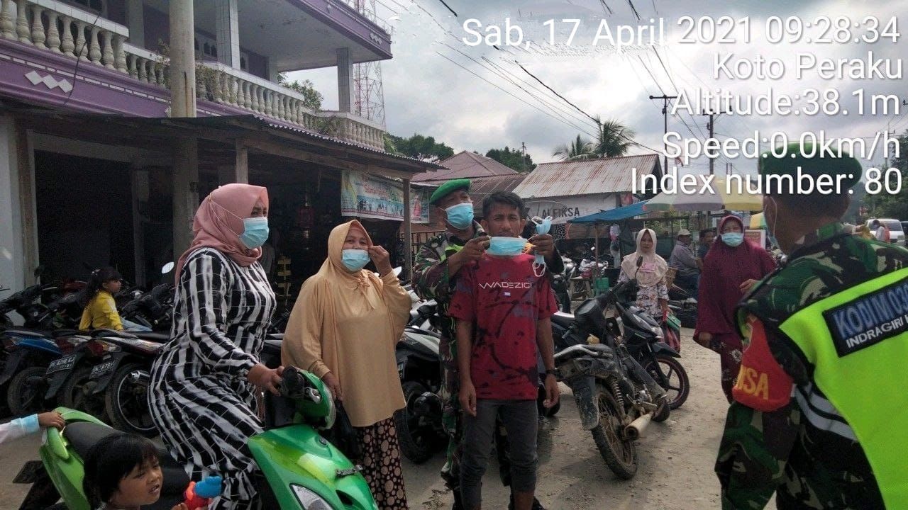 Babinsa Serda Juanda Bagikan Masker Upaya Memberikan Kesadaran Kepada Warga