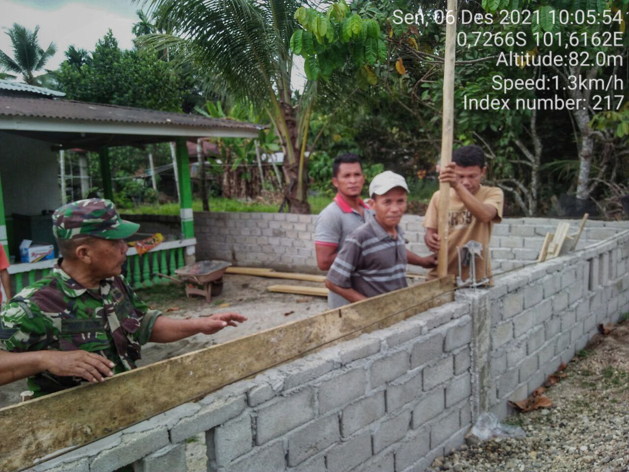 Babinsa Koramil 06/Cerenti Kodim 0302/Inhu Babinsa Menolong Masyarakat Membuat Pagar Musholah