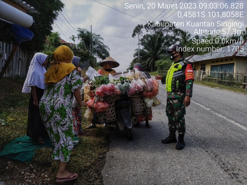 Sertu Heriyus Saputera Babinsa Koramil 06/Cerenti Kodim 0302/Inhu Pantau Perkembangan Harga Kebutuhan Pokok Di Wilayah Kecamatan Inuman di Desa Kampung Baru