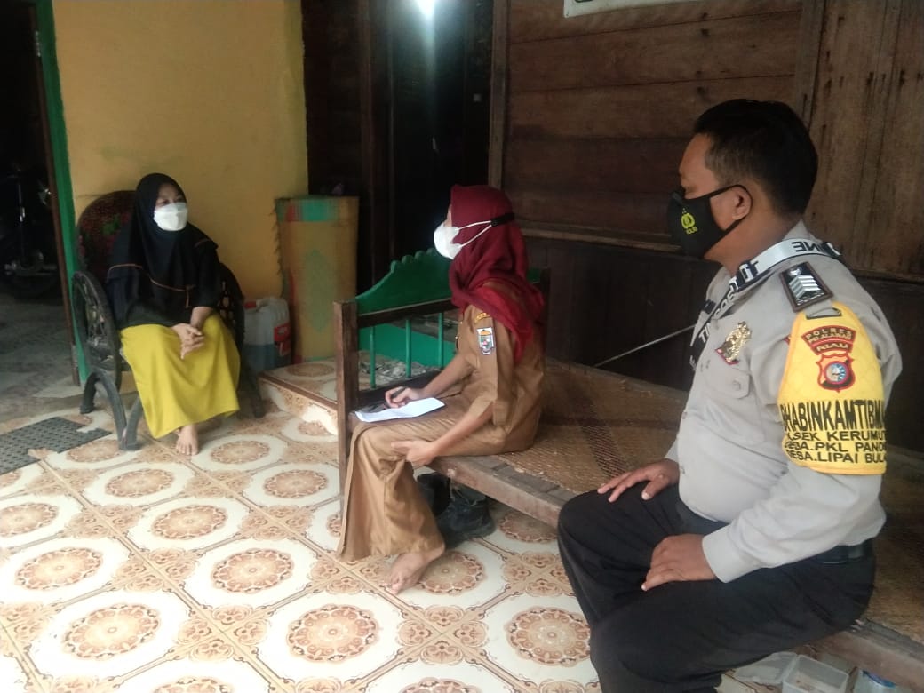 Bhabinkamtibmas Polsek Kerumutan dan Bidan Desa Ajak Warga Terapkan Prokes