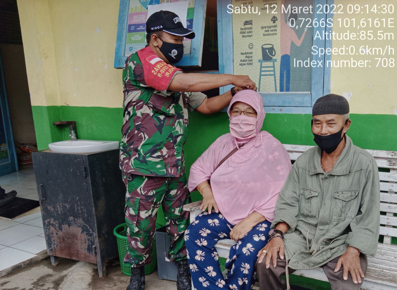 Sertu Heriyus Saputera Babinsa Koramil 06/ Cerenti  Kodim 0302/ Inhu  Bagikan Masker  Kepada Warga Desa Ketaping Jaya Kecamatan Inuman Kabupaten Kuansing