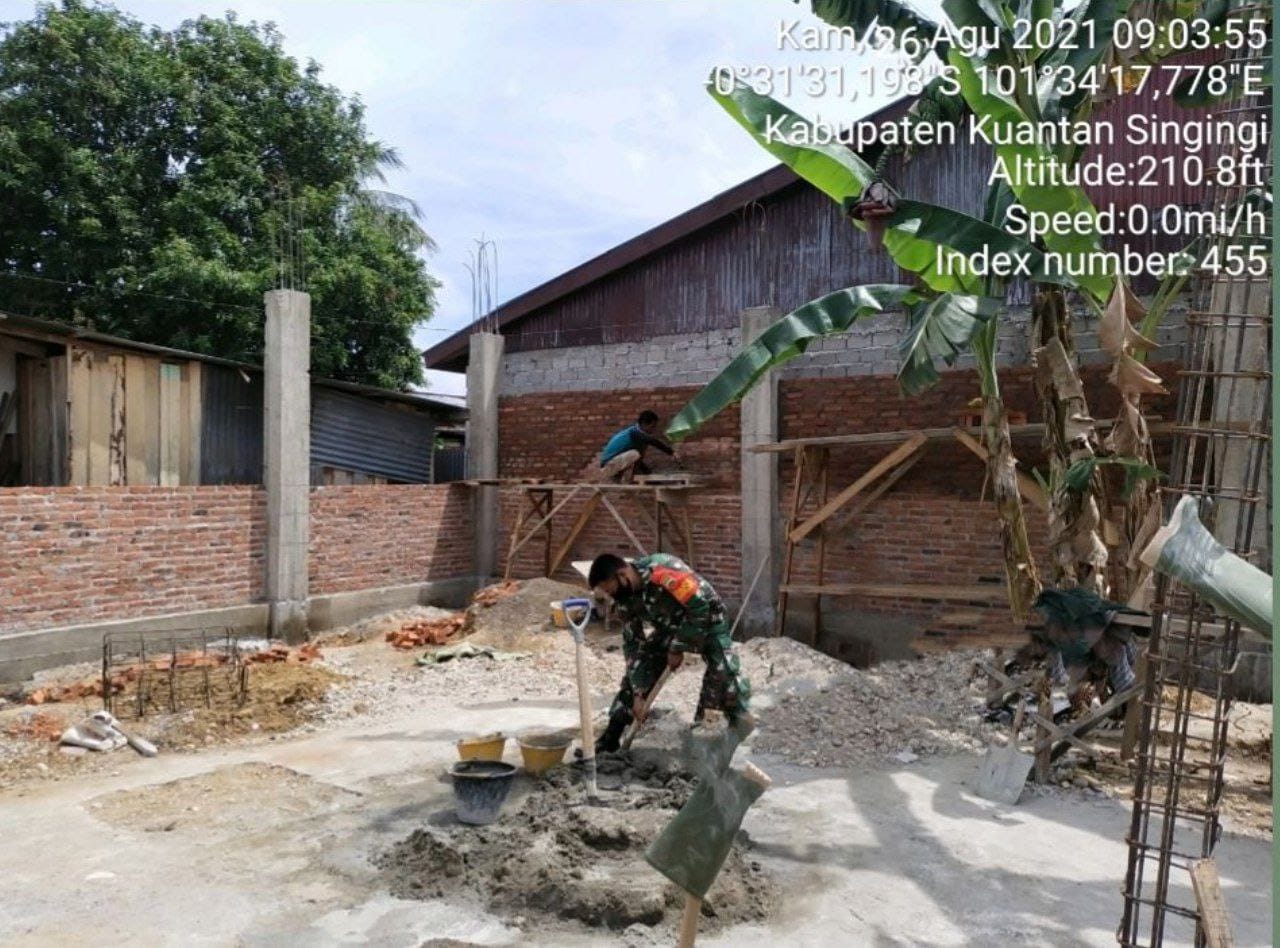 Babinsa Koramil 06/Cerenti  Kodim 0302/ Inhu Gotong Royong Bersama Masyarakat Desa Sigaruntang