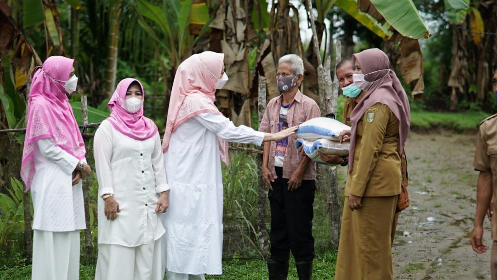 Kurangi Beban Masyarakat di Tengah Pandemi, Wella Salurkan Bantuan Sembako Bersama Dinsos