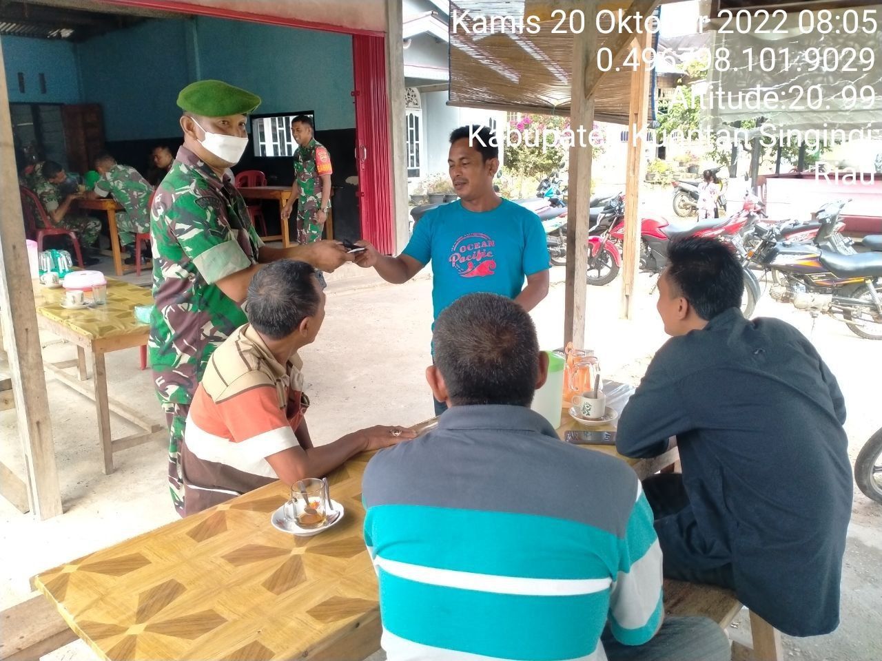 Babinsa Koramil 06/Cerenti Kodim 0302/Inhu Bagikan Masker Ke Masyarakat Dalam Rangka Tetap Menjaga Dan Mematuhi Protokol Kesehatan di Desa Kampung Baru Timur 