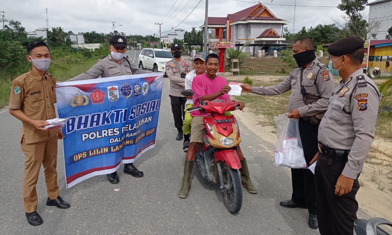 Polsek Bunut Lakukan Bakti Sosial Bagi-bagi Masker Gratis