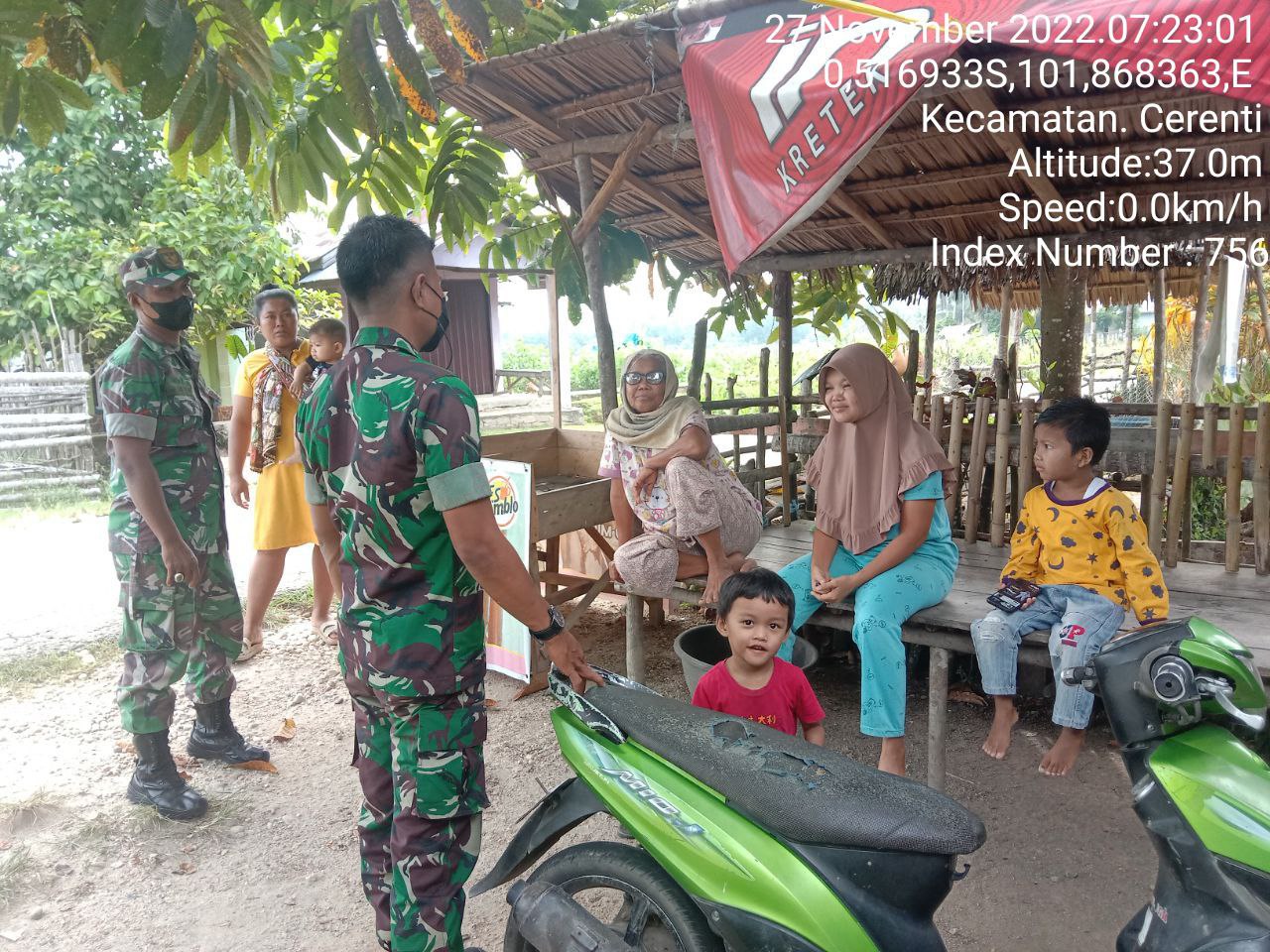 Babinsa Koramil 06/Cerenti Kodim 0302/Inhu di Desa Pulau Jambu Kecamatan Cerenti  Berikan Sosialisasi Serta Himbauan Kepada Warga Agar Patuhi Prokes Covid-19