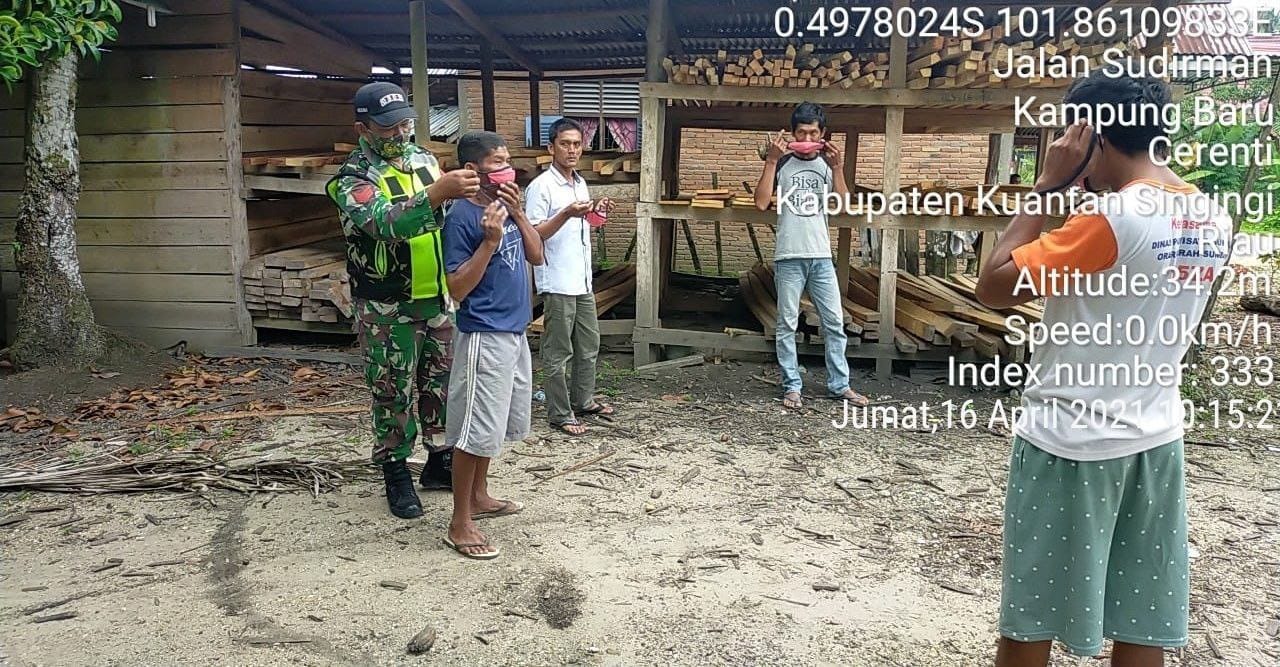 Babinsa Koramil 06/Cerenti Kodim 0302/ Inhu Bagikan Masker Kepada Warga Desa Kampung Baru