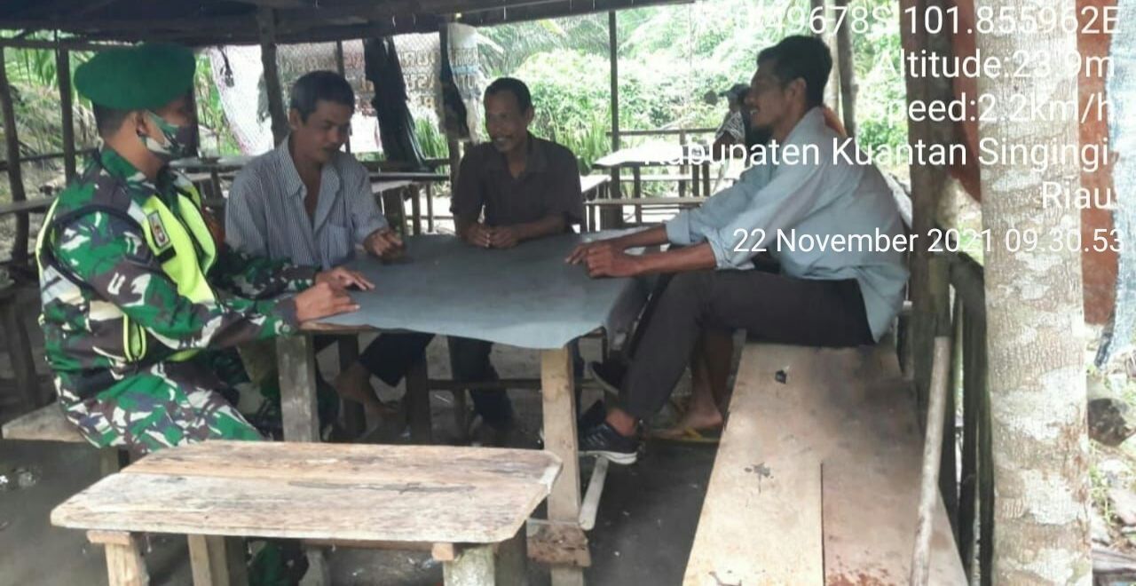 Anggota Babinsa Koramil 06/ Cerenti Kodim 0302/ Inhu, Serda Dumen Siregar Himbau Warga Supaya Selalu Menjaga Kebersihan Dan Kesehatan di Desa Pulau Bayur