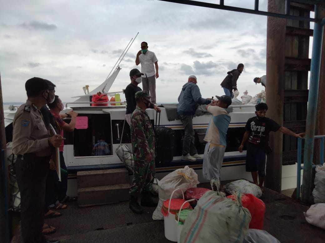 Polsek Kuala Kampar Pastikan Masyarakat di Pelabuhan Teluk Dalam Terapkan 3M