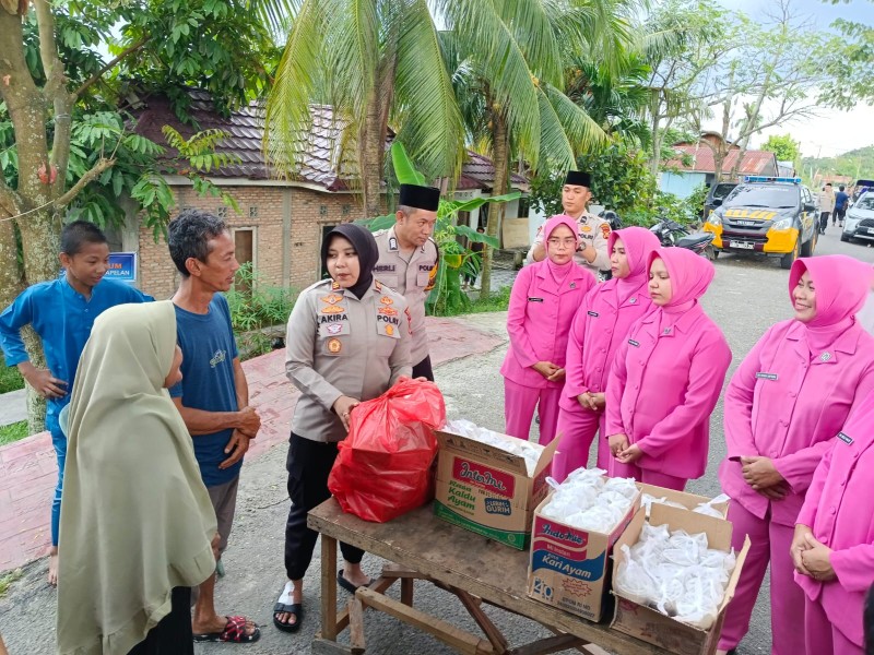 Polsek Senapelan Bersama Bhayangkari Bagi Takjil untuk Warga Terdampak Banjir