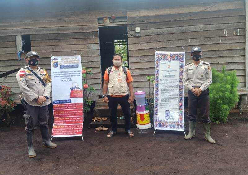 Didampingi Kanit Binmas Polsek Teluk Meranti, Bhabinkamtibmas Periksa Kesiapan Prokes di Lokasi Kampanye