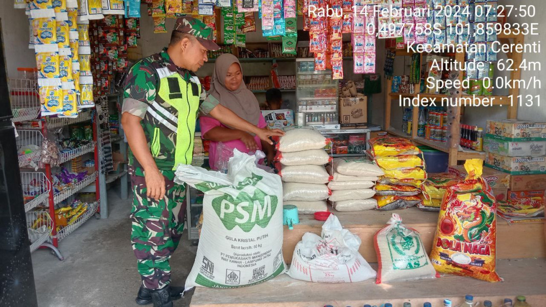Babinsa Koramil 06/Cerenti Kodim 0302/Inhu Monitoring Harga Sembako Diwarung-warung Di Wilayah Binaannya 