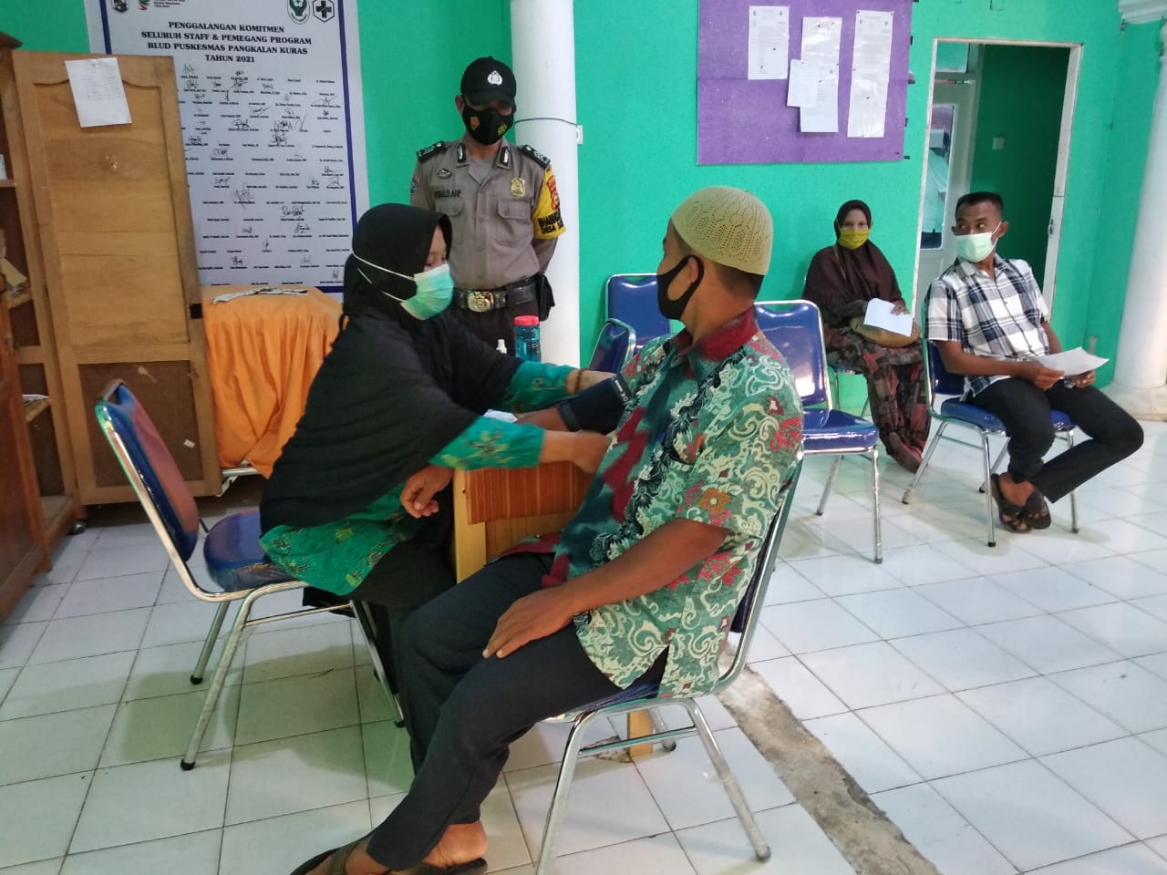 Polsek Pangkalan Kuras Kembali Kawal Pelaksanaaan Vaksinasi di Kawasannya