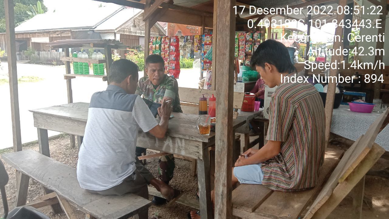 Setiap Hari Serda SP Nasution Babinsa Koramil 06 /Cerenti Kodim 0302/ Inhu Komsos Dengan Warga Desa Tanjung Medan