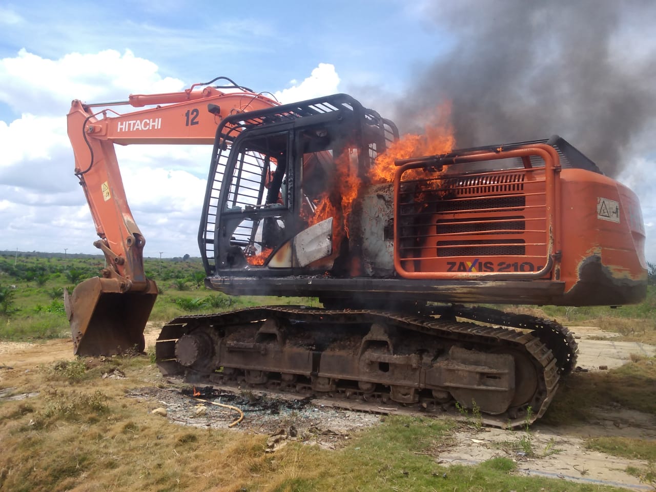 Lima tersangka pembakaran alat berat ekskavator di Divisi-V PT. Duta Palma Nusantara (DPN) Sei Kukok telah diamankan di Mapolres Kuansing.