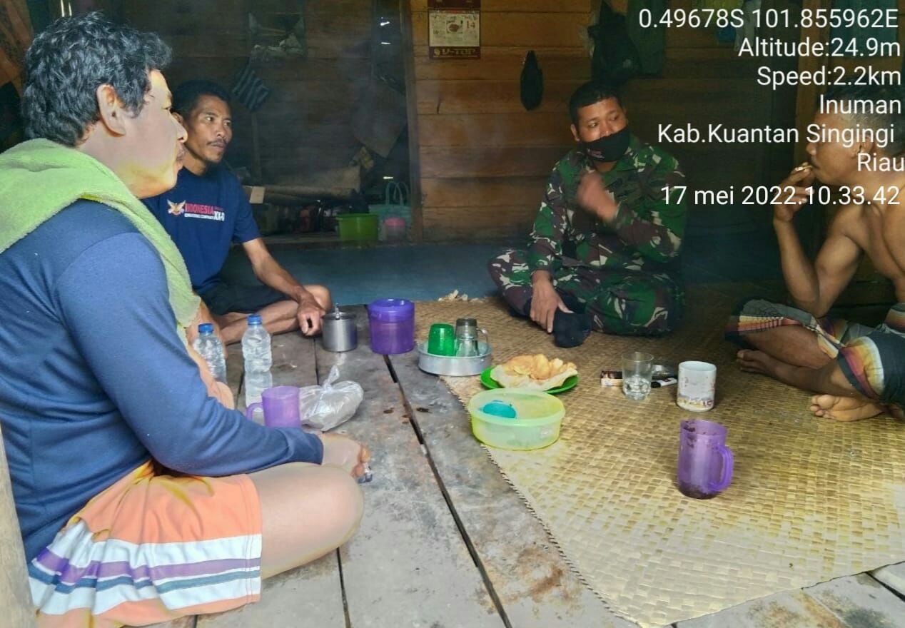 Mempererat Silaturahmi,Babinsa Koramil 06/Cerenti Melaksanakan Komsos Bersama Masyarakat Desa Binaan Desa Seberang Pulau Busuk