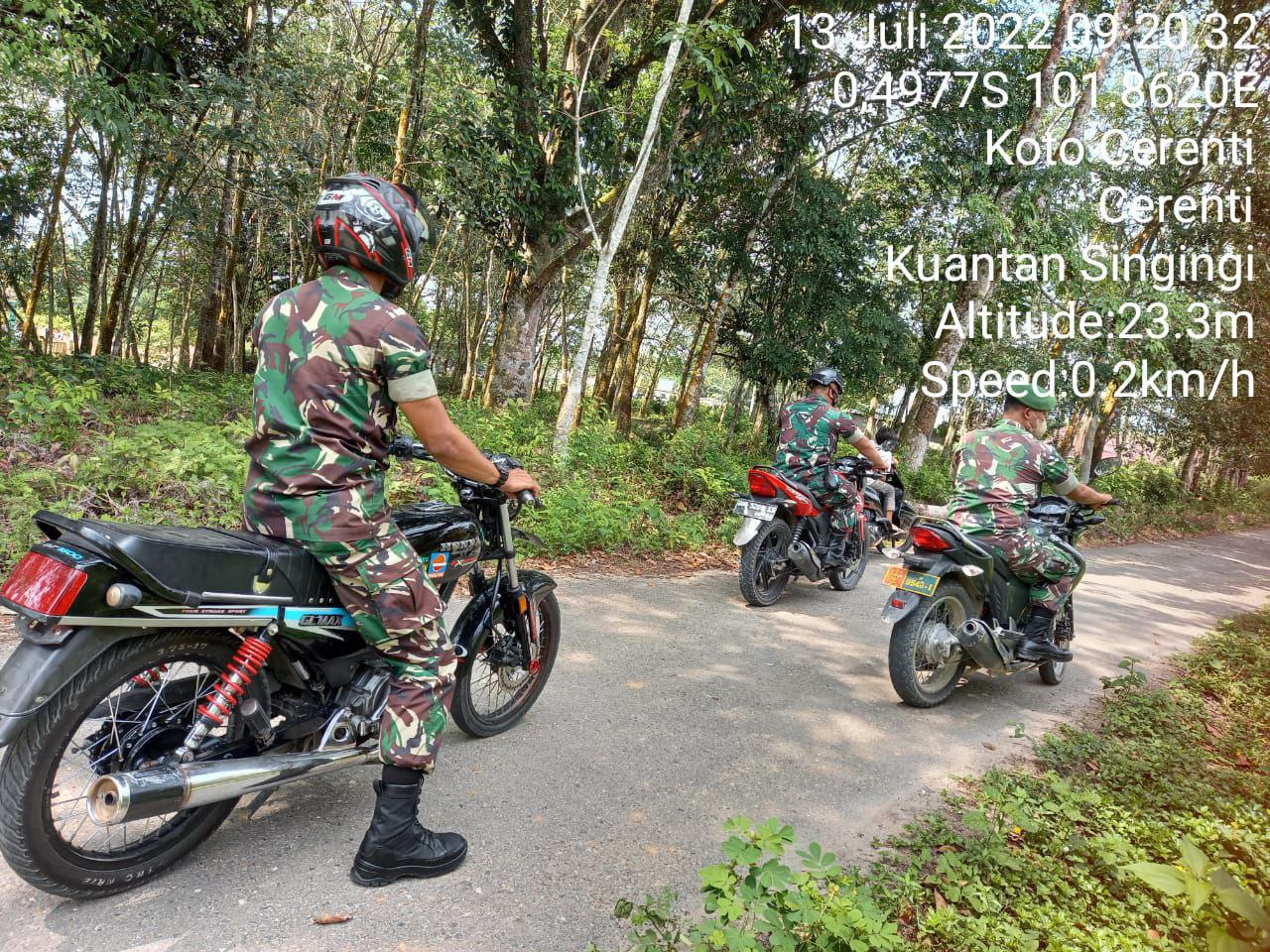 Babinsa Ajak Warga Laksanakan Patroli Karlahut Di Kebun Dan Lahan Warga