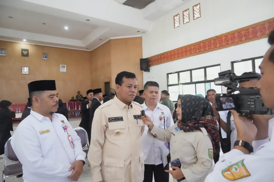 Lantik Sejumlah Pejabat,  Bupati Minta Kepsek Berikan Kemudahan Anak-Anak Singingi Hilir Untuk Bisa Sekolah