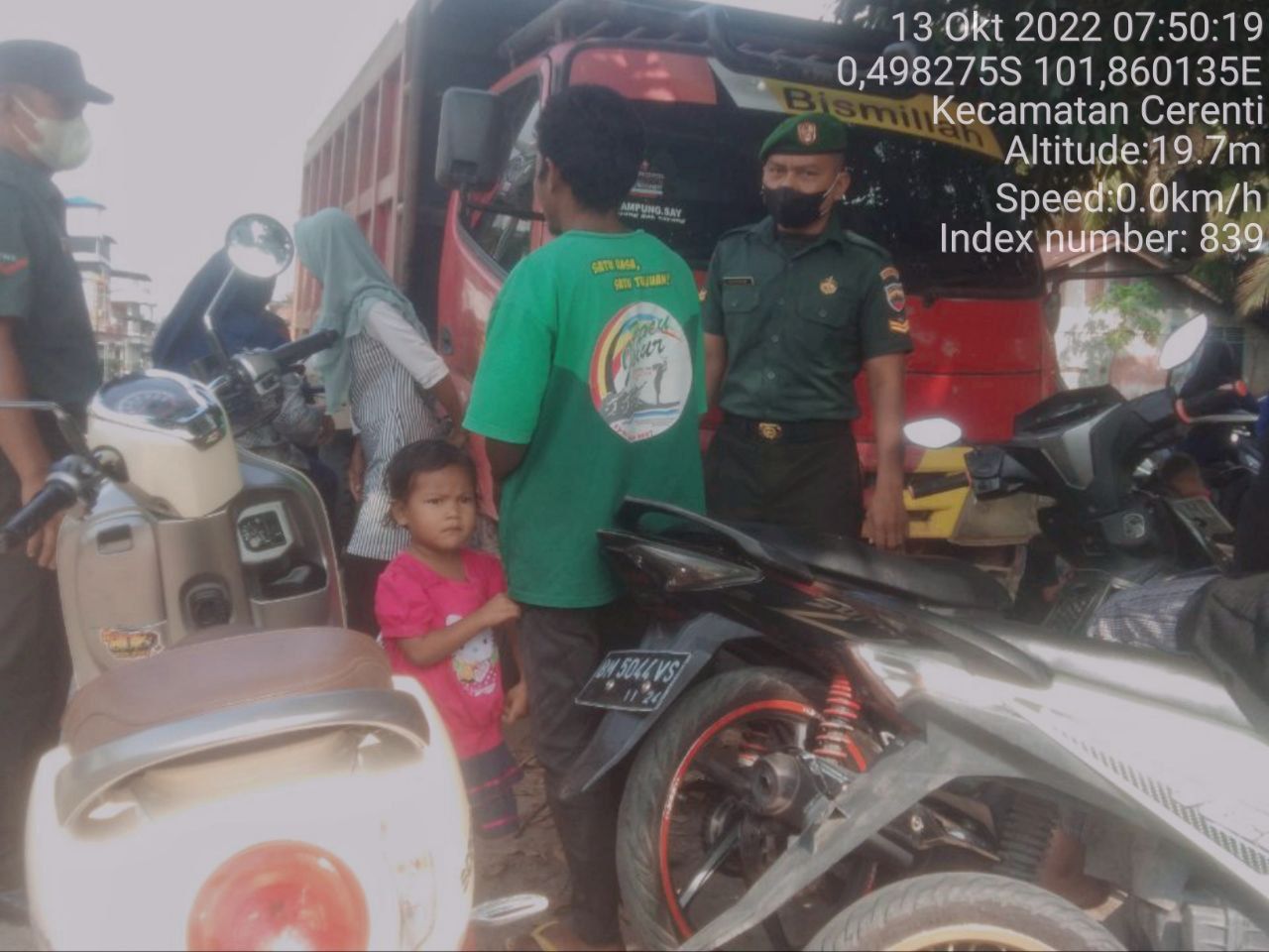 Di Kelurahan Pasar Cerenti Babinsa Koramil 06/Cerenti Kodim 0302/Inhu Berikan Sosialisasi Serta Himbauan Kepada Warga Agar Patuhi Prokes Covid-19