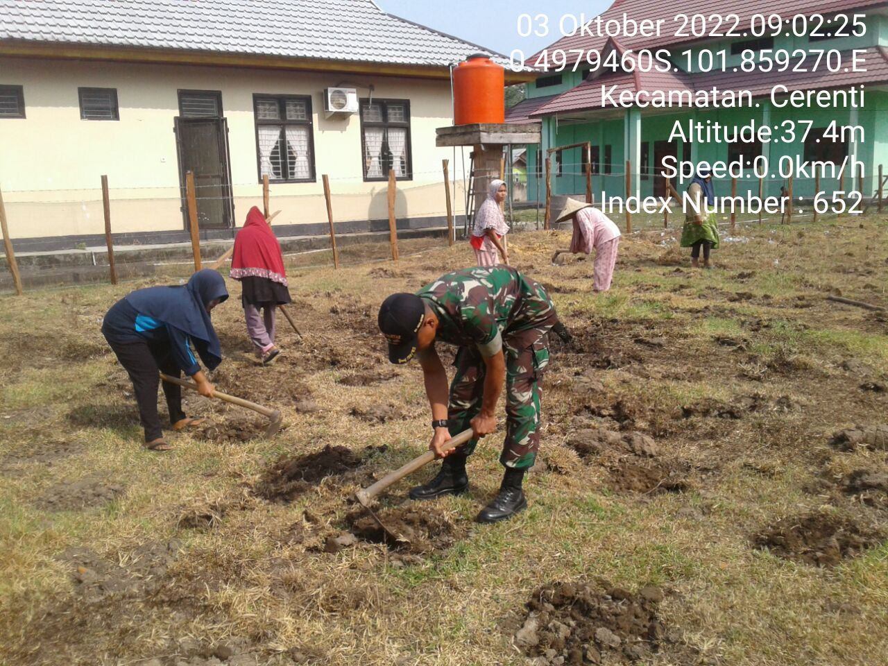 Babinsa Koramil 06/Cerenti Kodim 0302/Inhu Bantu Warga di Desa Tanjung Medan Kecamatan Cerenti Kabupaten Kuantan Singingi