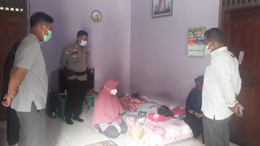 Kunjungi Warga yang Sedang Sakit, Polsek Pangkalan Lesung Berikan Obat-Obatan 