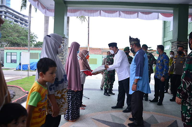 Wali Kota Salurkan Bantuan Beras dari Yayasan Budha Tzu Chi kepada Warga Pekanbaru