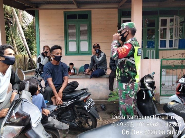 Cegah Penyebaran Virus Covid-19, Babinsa Koramil 06/Cerenti, Kodim 0302/Inhu Mengingatkan Warga Dan Membagikan Masker 