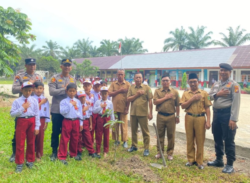 Kapolsek LBJ Jadi Irup di SDN 009, Tanamkan Kepedulian Lingkungan Sejak Dini