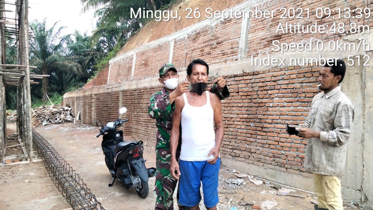 Babinsa Koramil 06/ Cerenti  Kodim 0302/ Inhu, Serda Juanda Bagikan Masker Upaya Meminimalisir Penyebaran Covid-19 Kepada Warga Binaan
