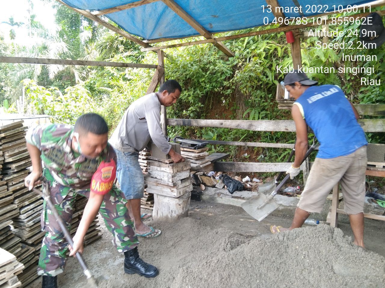 Babinsa Koramil 06/Cerenti Dim 0302/ Inhu Membantu Masyarakat Desa Binaan Melanjutkan Pembuatan Batako di Kampung Baru Koto