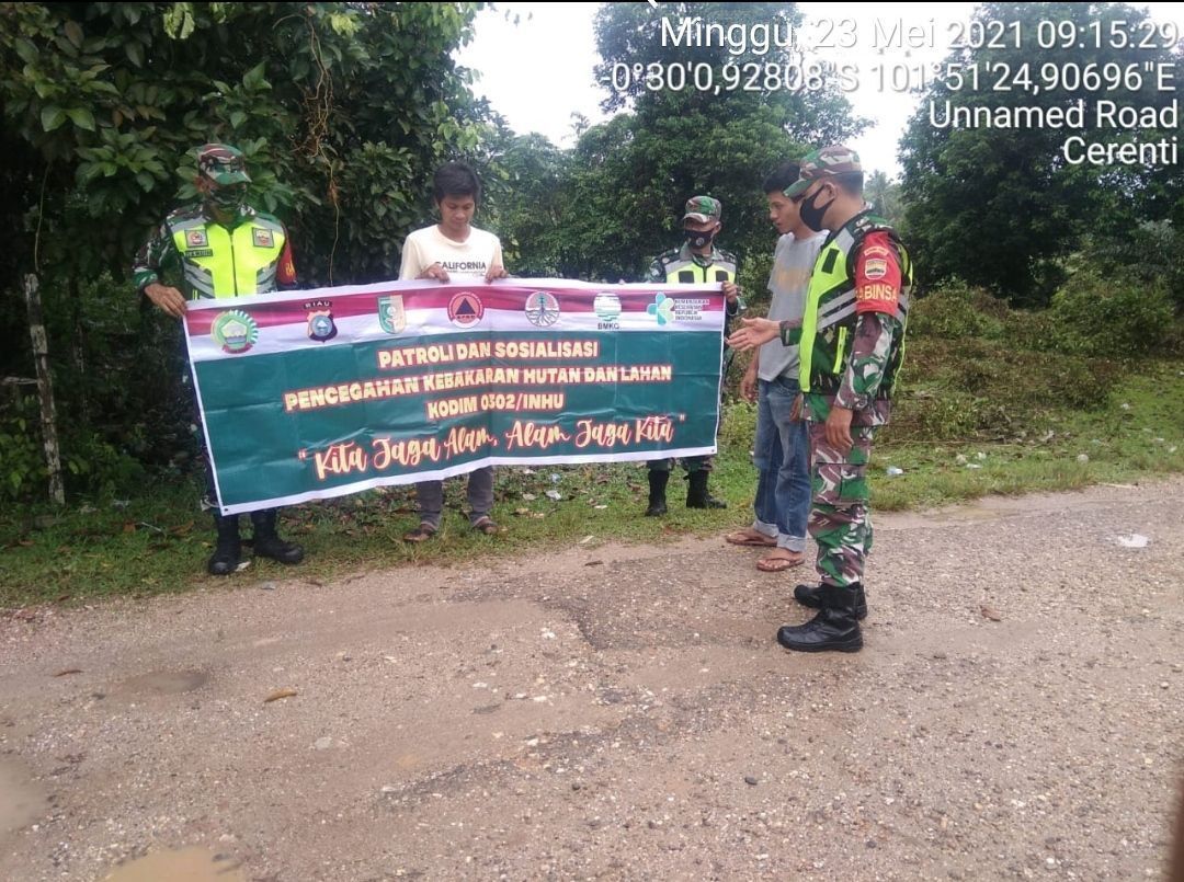 Antisipasi Karlahut, Babinsa Koramil 06/ Cerenti Kodim 0302/ Inhu Dan Anggota Polsek Cerenti Giat Laksanakan Patroli Dan Sosialisasi